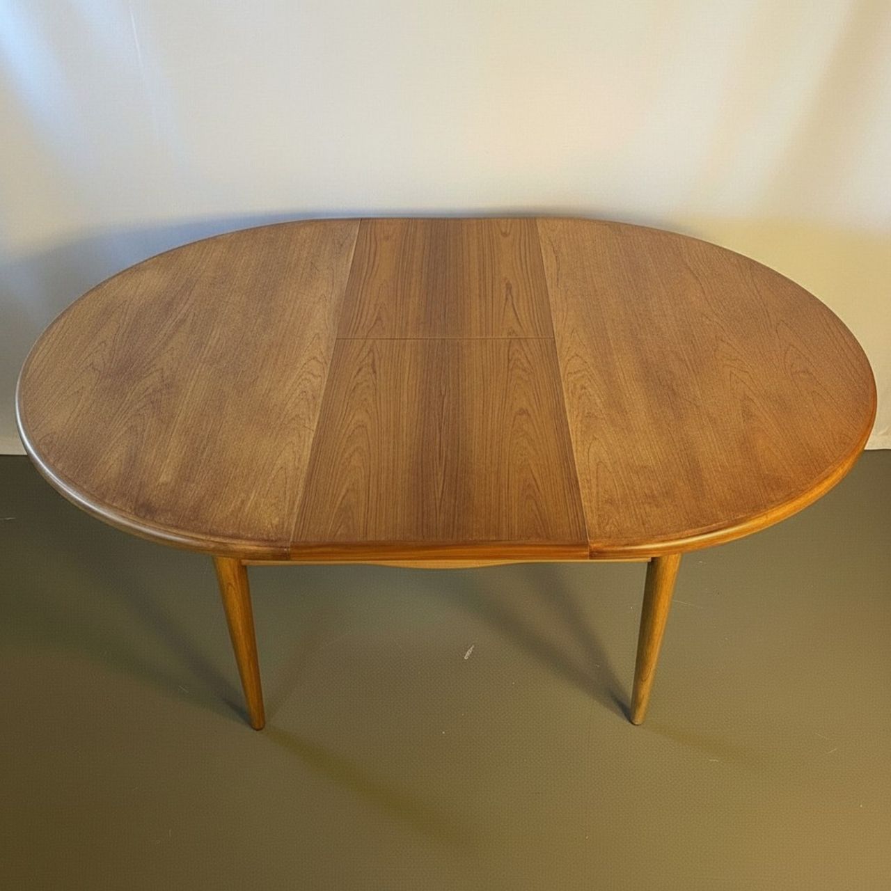 Midcentury G Plan Round Extending Dining Table | G Plan | Vinterior
