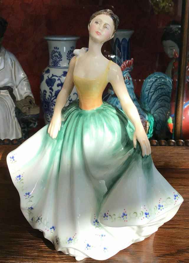 Vintage Royal Doulton Hn 2329 Lynne Figurine 1970 | Royal Doulton | Vinterior Vintage Royal Doulton Hn 2329 Lynne Figurine 1970 | Royal Doulton | Vinterior