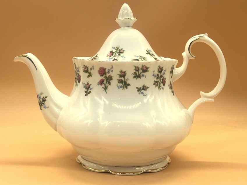 Royal Worcester Summerfield 1 Pint Capacity Teapot With Acorn 