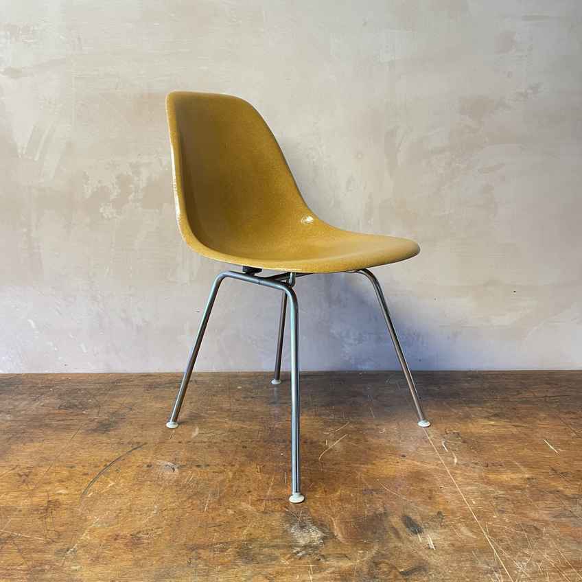ダイニングチェア Herman Miller DSR made in USA Eames Herman Miller Dsr Side Chairs On Eiffel Base In Brights Red