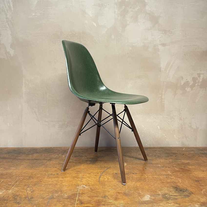 ダイニングチェア Herman Miller DSR made in USA Eames Herman Miller Dsr Side Chairs On Eiffel Base In Brights Red